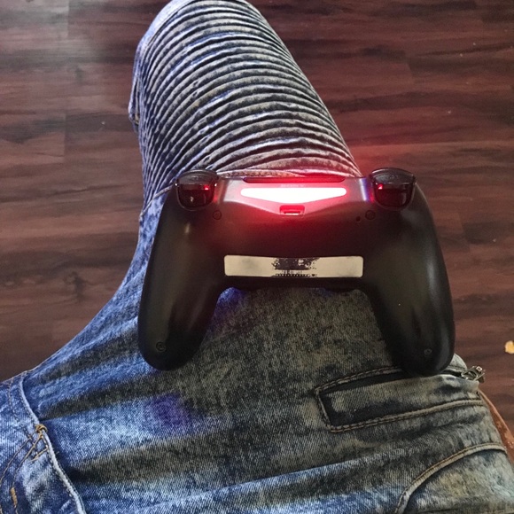 PS4 - Picture 3 of 4